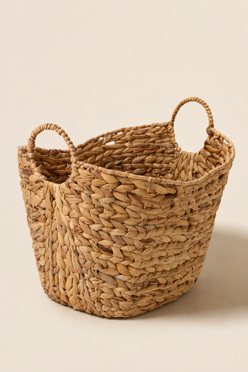 Large Water Hyacinth Wedding Comfort Basket - Woven Blanket Storage for Outdoor Ceremonies